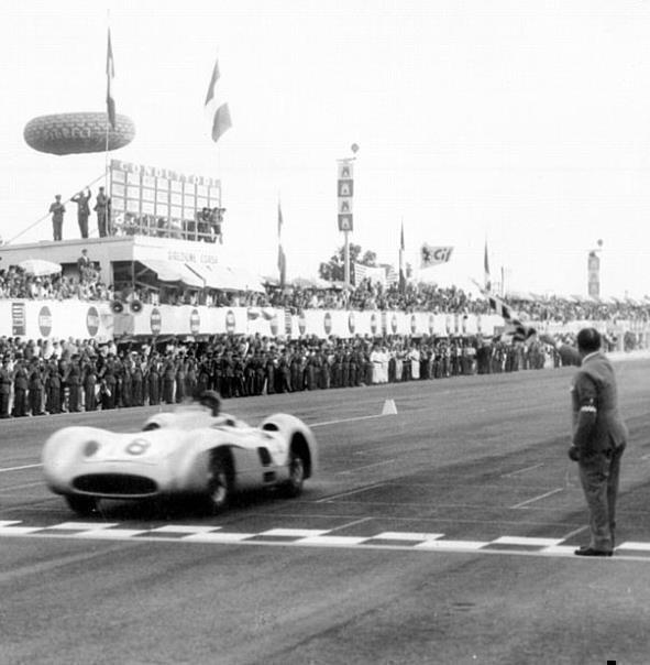 Grosser Preis von Italien in Monza, 11. September 1955. Juan Manuel Fangio (Startnummer 18) auf Mercedes-Benz Formel-1-Rennwagen W 196 R mit Stromlinienkarosserie fährt als Sieger durchs Ziel.